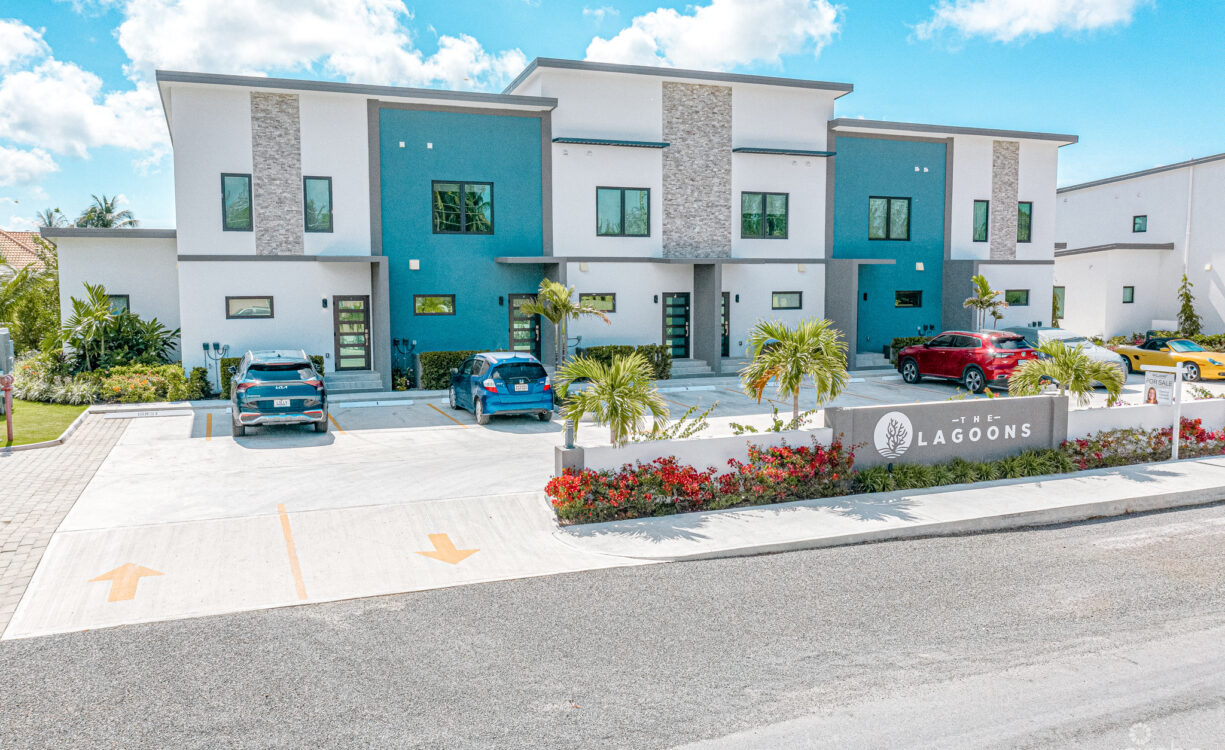 THE LAGOONS 2 BED WATERFRONT TOWNHOUSE