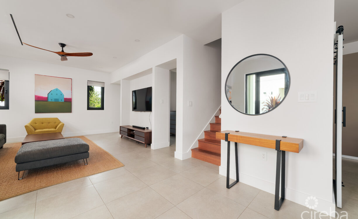 BEAUTIFUL SOUTH SOUND DUPLEX WITH POOL