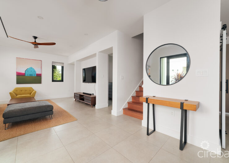 BEAUTIFUL SOUTH SOUND DUPLEX WITH POOL