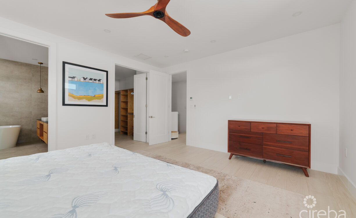 BEAUTIFUL SOUTH SOUND DUPLEX WITH POOL