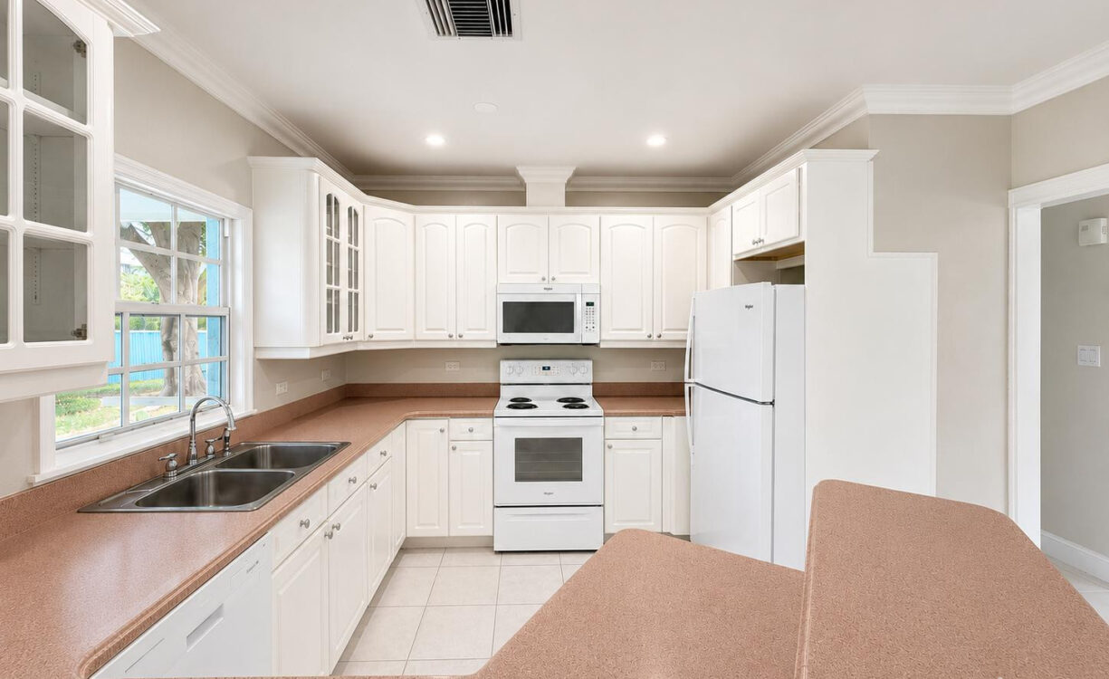 SAVANNAH MEADOWS -BEAUTIFULLY RENOVATED FAMILY HOME