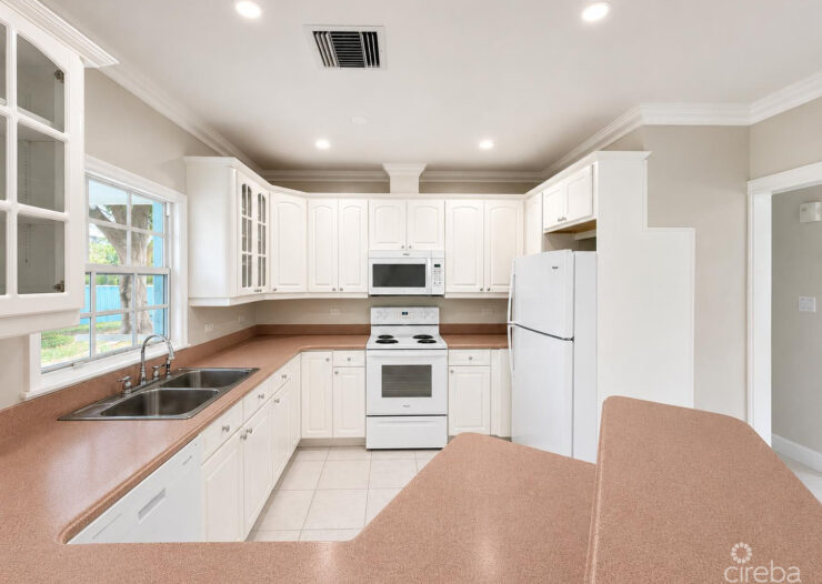 SAVANNAH MEADOWS -BEAUTIFULLY RENOVATED FAMILY HOME