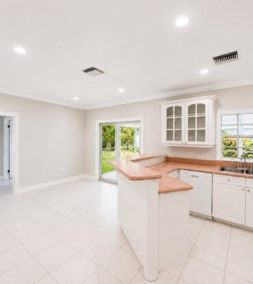 SAVANNAH MEADOWS -BEAUTIFULLY RENOVATED FAMILY HOME