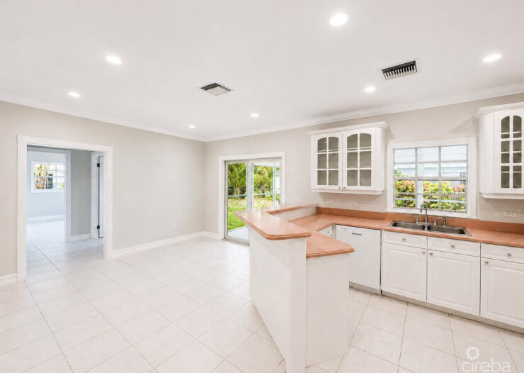 SAVANNAH MEADOWS -BEAUTIFULLY RENOVATED FAMILY HOME