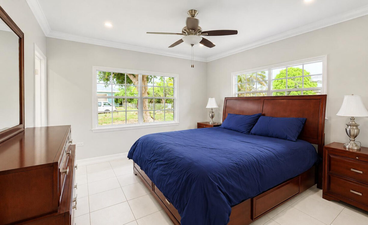 SAVANNAH MEADOWS -BEAUTIFULLY RENOVATED FAMILY HOME