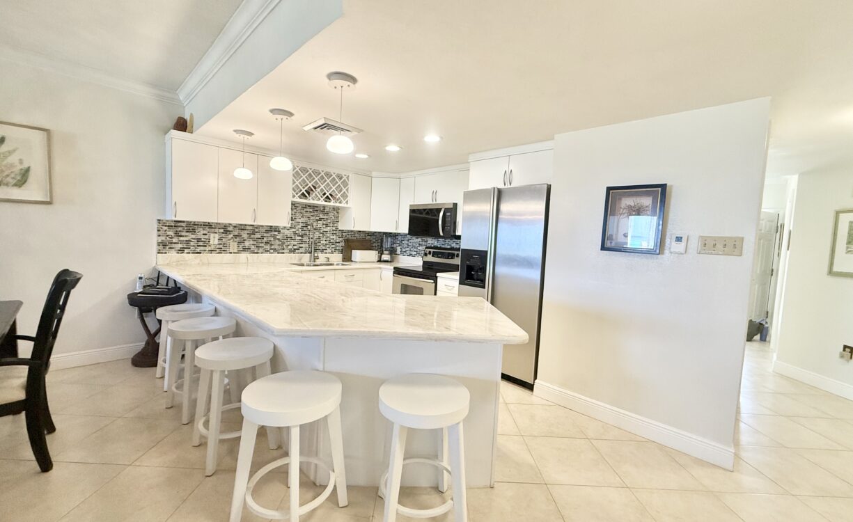 THE PALMS 2, SEVEN MILE BEACHFRONT