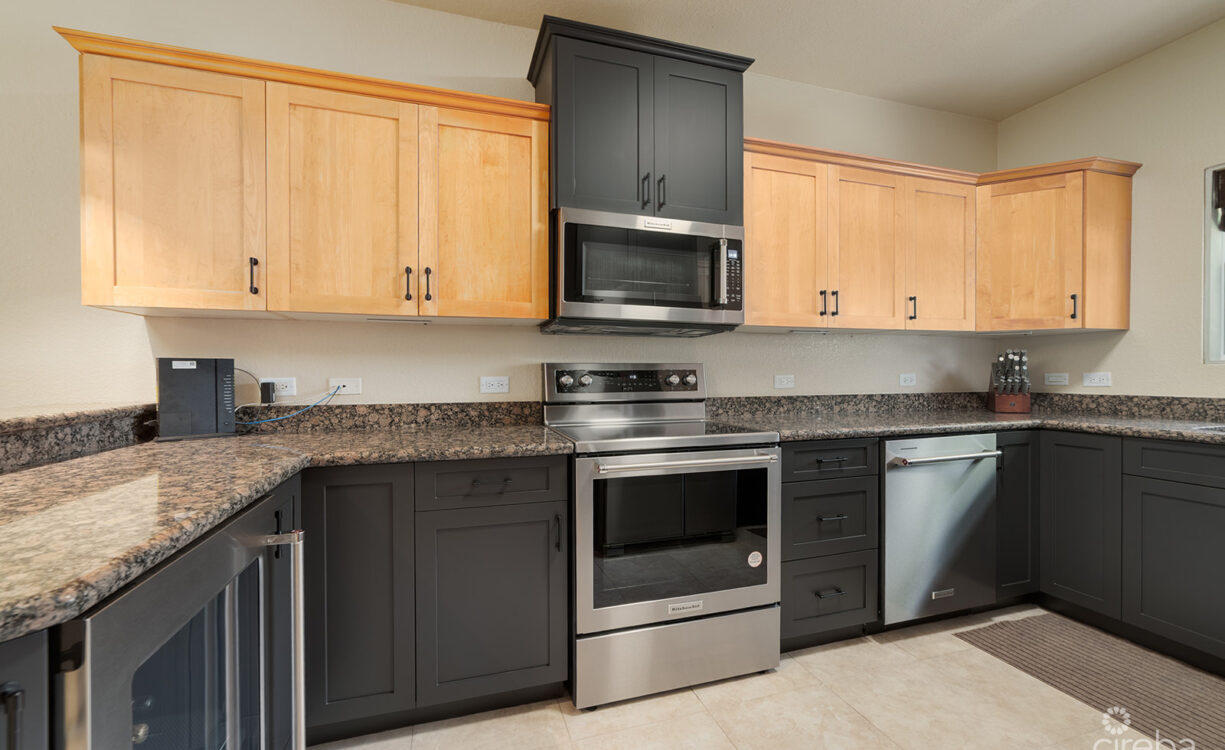 SPACIOUS 3 BED + DEN TOWNHOME AT L'AMBIENCE