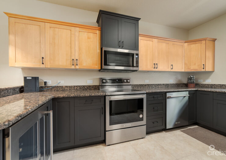 SPACIOUS 3 BED + DEN TOWNHOME AT L'AMBIENCE