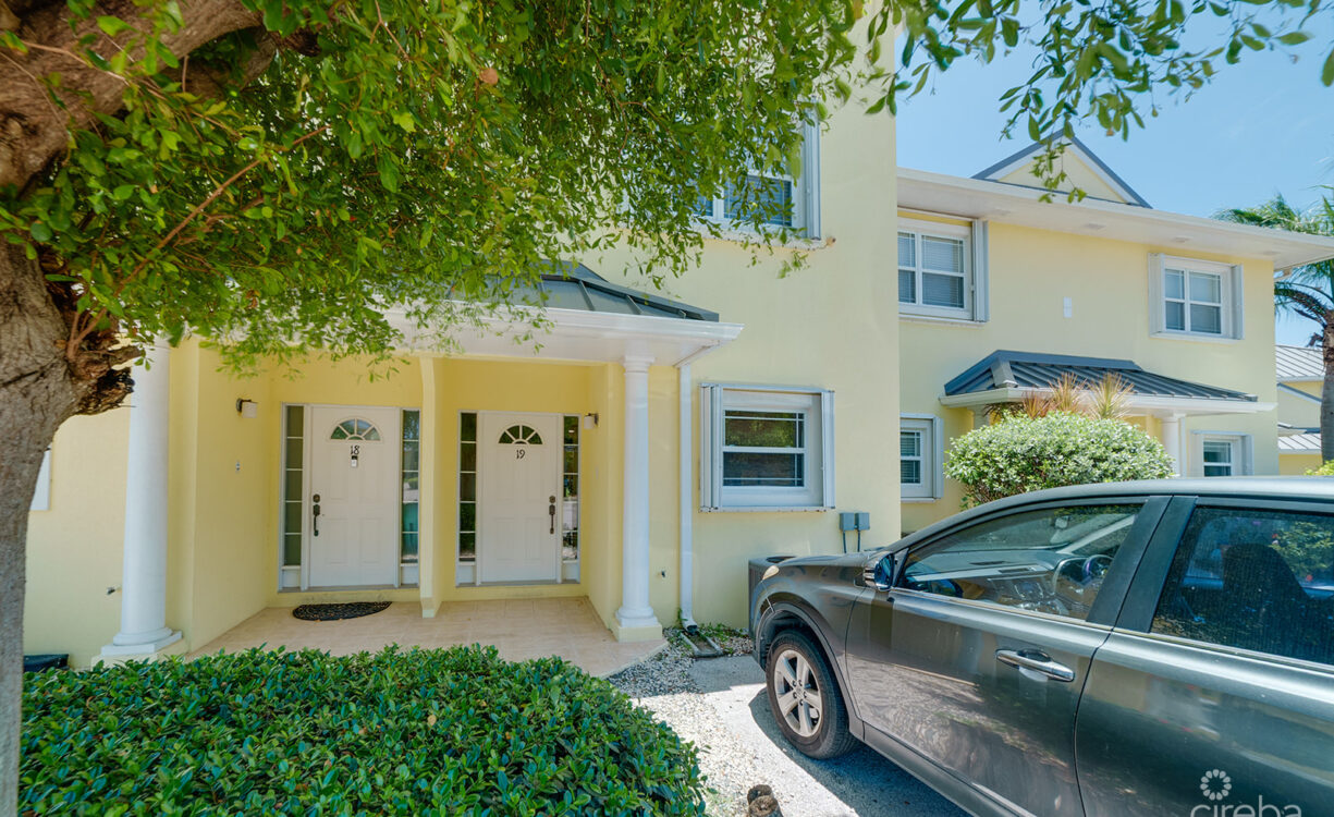 SPACIOUS 3 BED + DEN TOWNHOME AT L'AMBIENCE