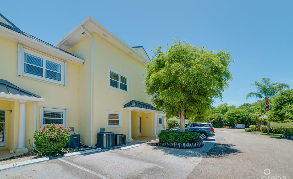 SPACIOUS 3 BED + DEN TOWNHOME AT L'AMBIENCE