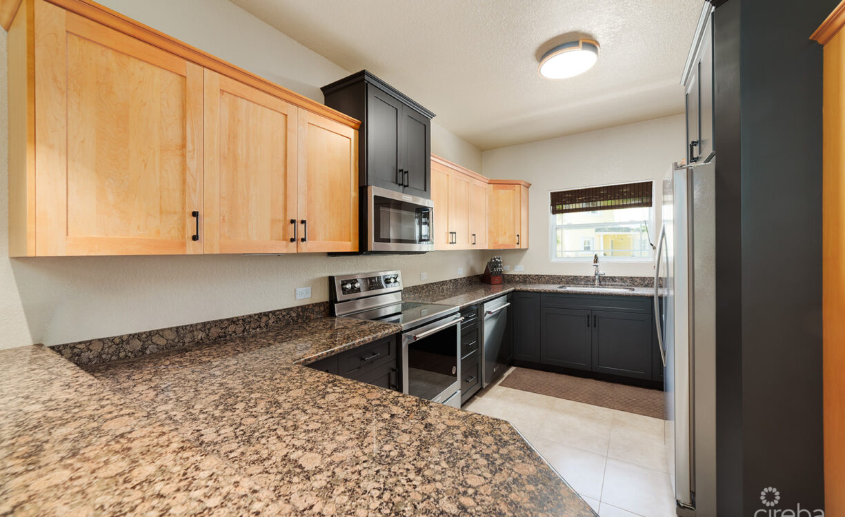 SPACIOUS 3 BED + DEN TOWNHOME AT L'AMBIENCE