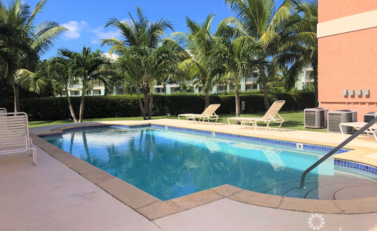 LAKESIDE--1BED/1BATH--CLOSE TO CAMANA BAY/SEVEN MILE BEACH