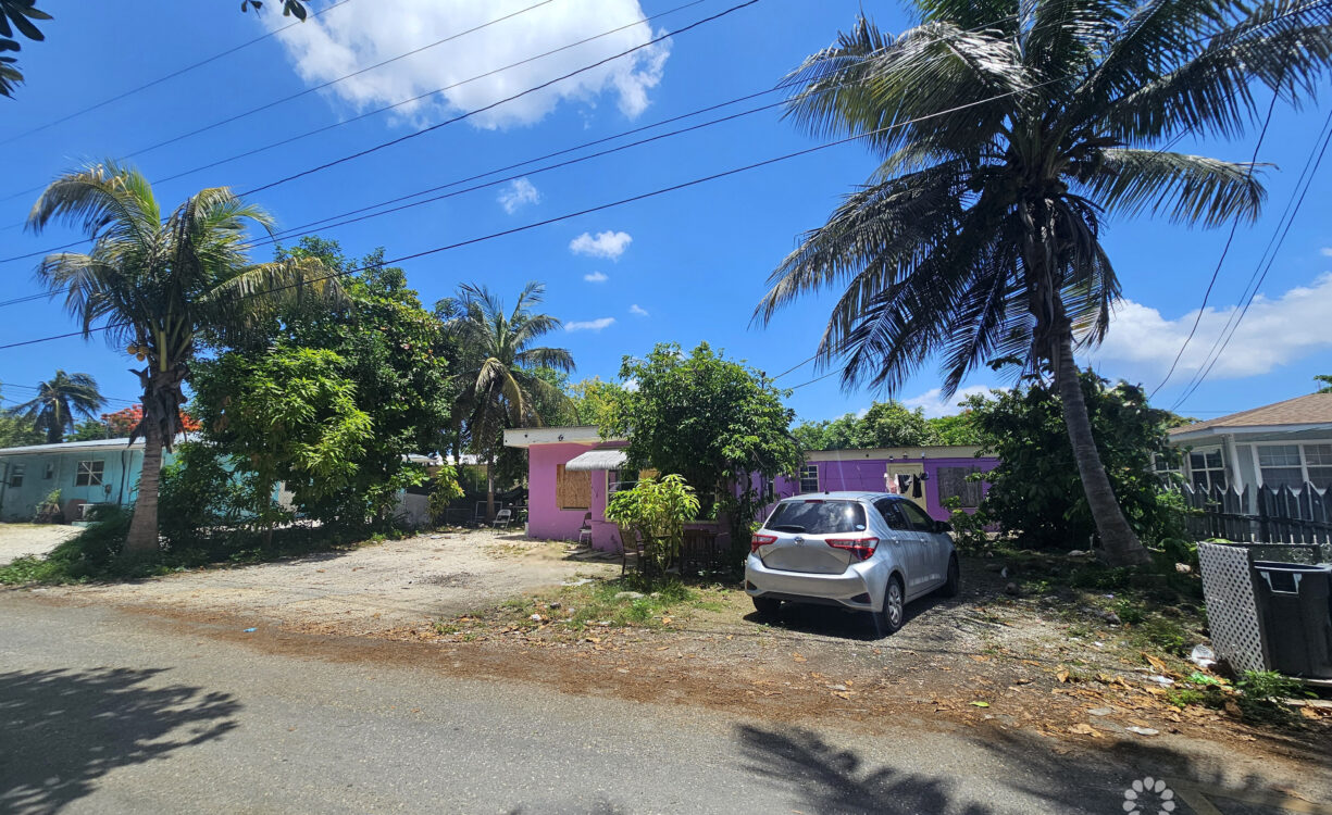 FOUR-PLEX / NEIGHBOURHOOD COMMERCIAL ZONING LAND