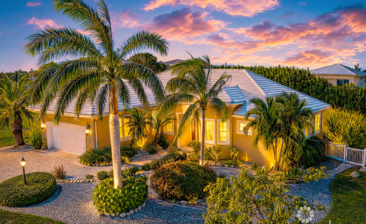 THE SHORES FAMILY HOME  WITH SWIMMING POOL
