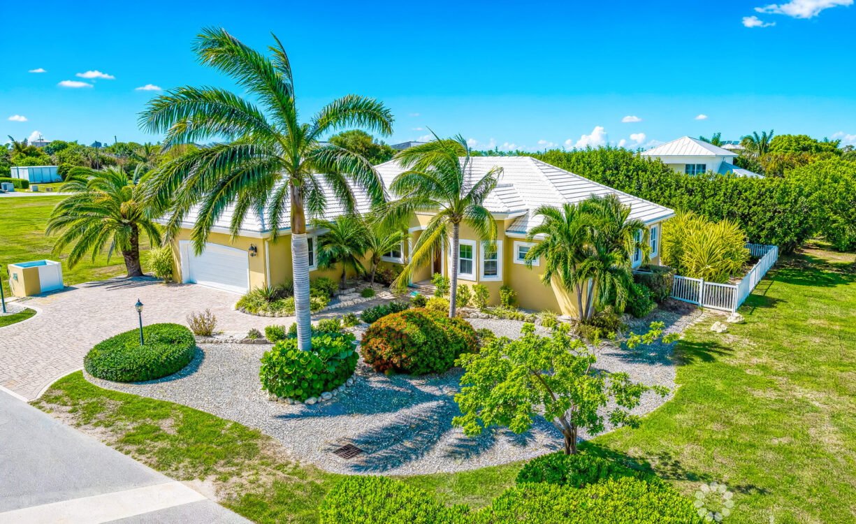THE SHORES FAMILY HOME  WITH SWIMMING POOL