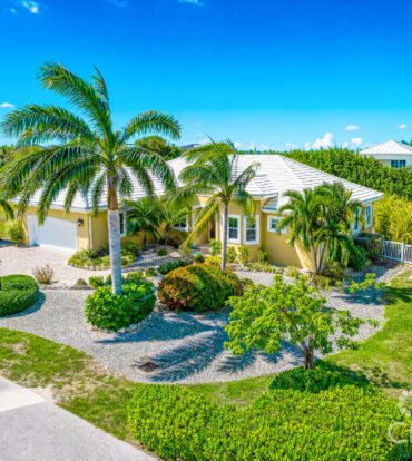 THE SHORES FAMILY HOME  WITH SWIMMING POOL