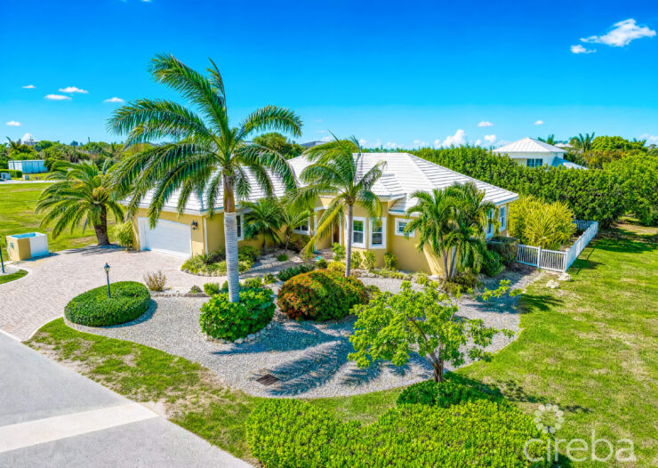 THE SHORES FAMILY HOME  WITH SWIMMING POOL