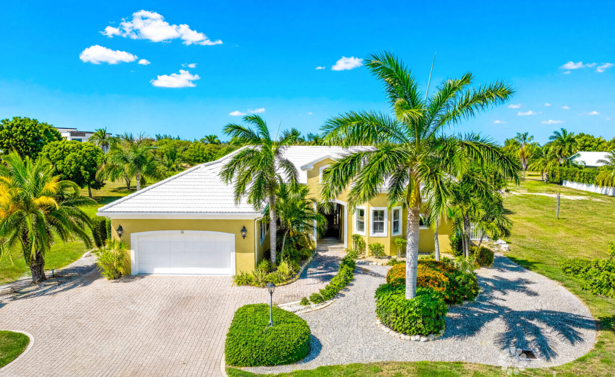 THE SHORES FAMILY HOME  WITH SWIMMING POOL