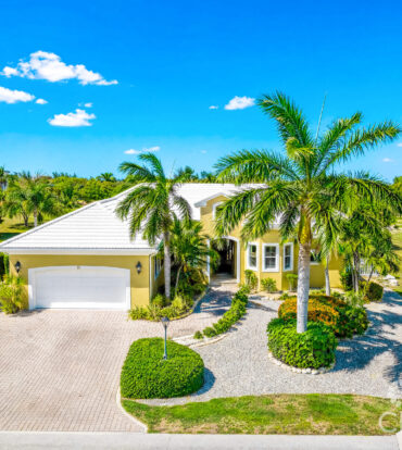 THE SHORES FAMILY HOME  WITH SWIMMING POOL