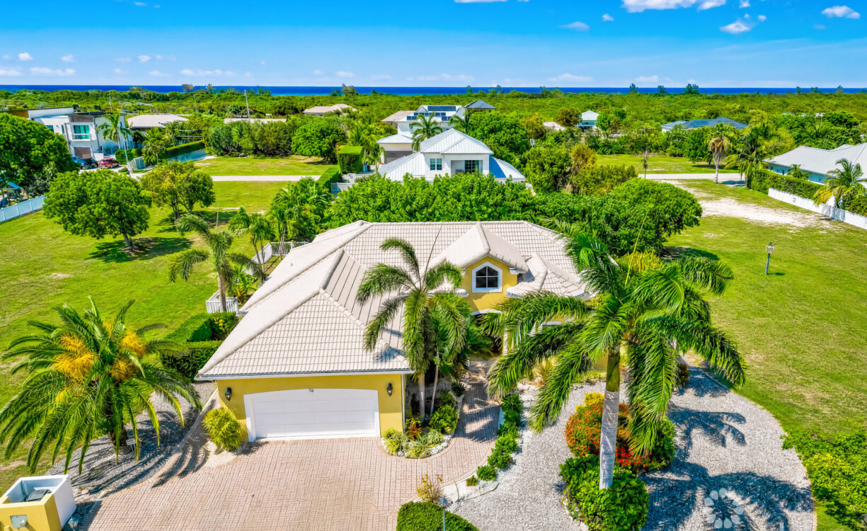 THE SHORES FAMILY HOME  WITH SWIMMING POOL