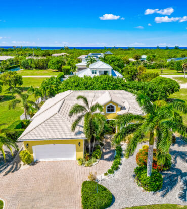 THE SHORES FAMILY HOME  WITH SWIMMING POOL