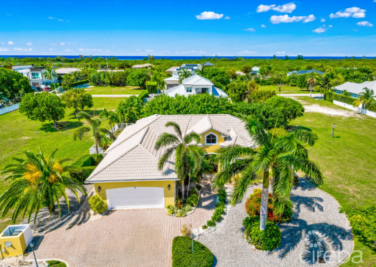 THE SHORES FAMILY HOME  WITH SWIMMING POOL