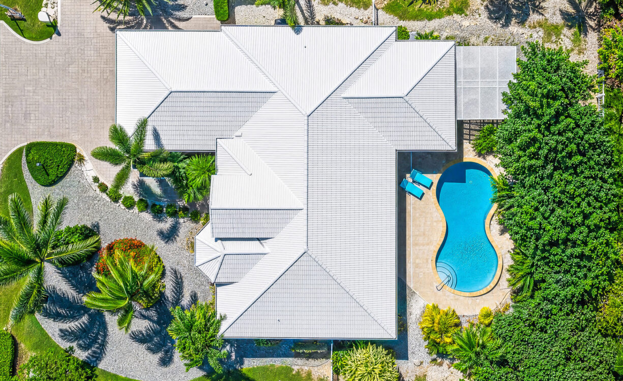 THE SHORES FAMILY HOME  WITH SWIMMING POOL