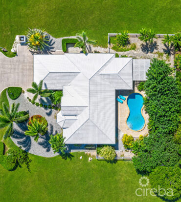 THE SHORES FAMILY HOME  WITH SWIMMING POOL