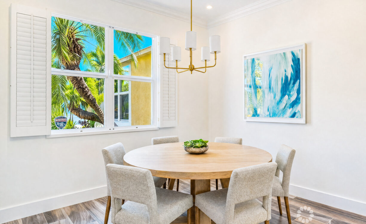 THE SHORES FAMILY HOME  WITH SWIMMING POOL