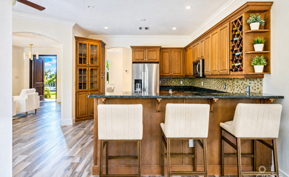 THE SHORES FAMILY HOME  WITH SWIMMING POOL