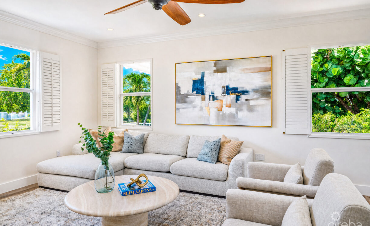 THE SHORES FAMILY HOME  WITH SWIMMING POOL