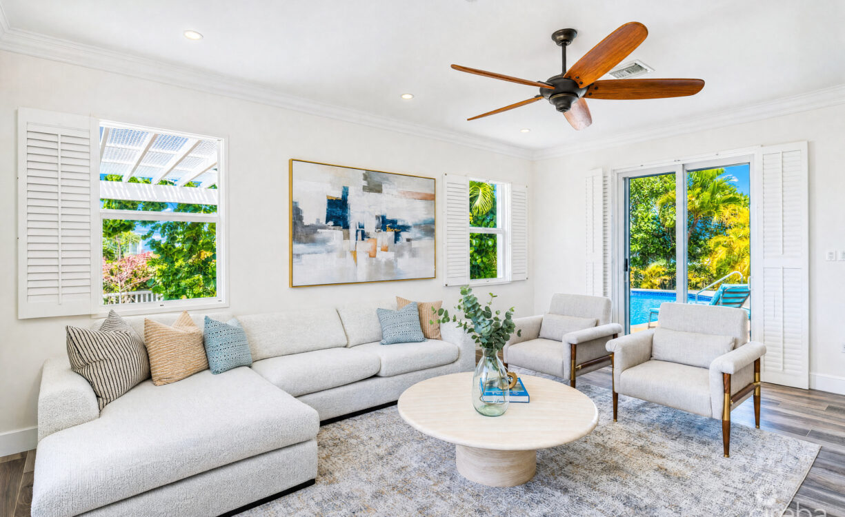 THE SHORES FAMILY HOME  WITH SWIMMING POOL