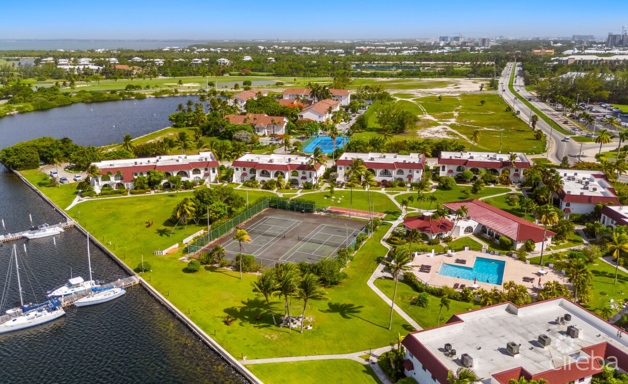 LIME TREE BAY UNIQUE 4 BED, 3.5 BATH WITH WATER VIEWS
