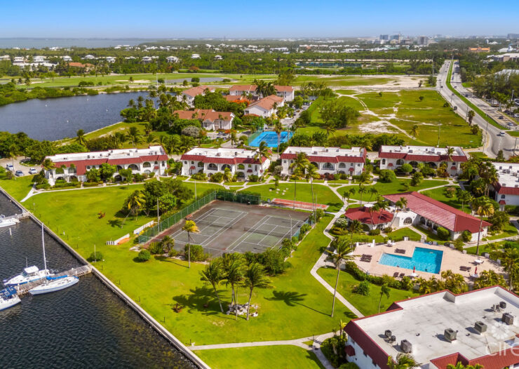 LIME TREE BAY UNIQUE 4 BED, 3.5 BATH WITH WATER VIEWS