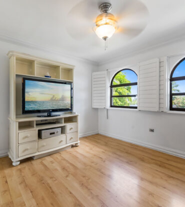 LIME TREE BAY UNIQUE 4 BED, 3.5 BATH WITH WATER VIEWS