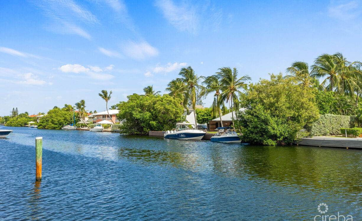 BRITANNIA KINGS COURT      CANAL FRONT    4 BED/3  BATH      PLUS BOAT DOCK