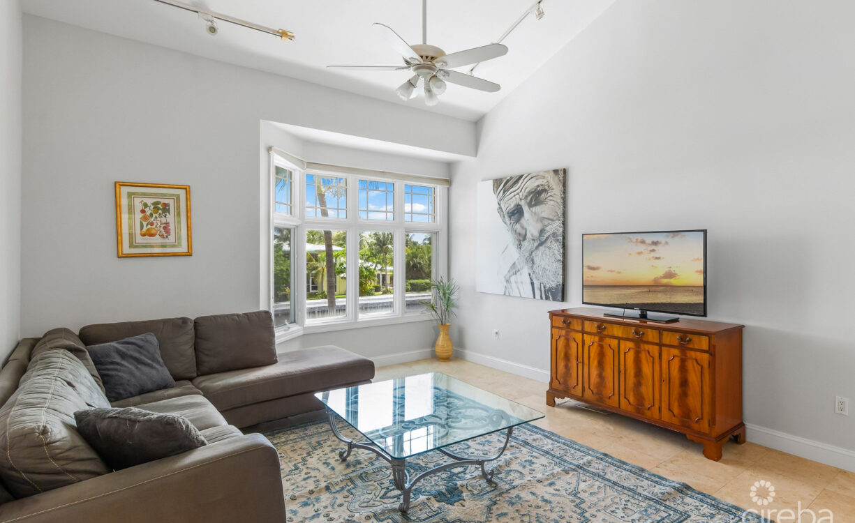 BRITANNIA KINGS COURT      CANAL FRONT    4 BED/3  BATH      PLUS BOAT DOCK