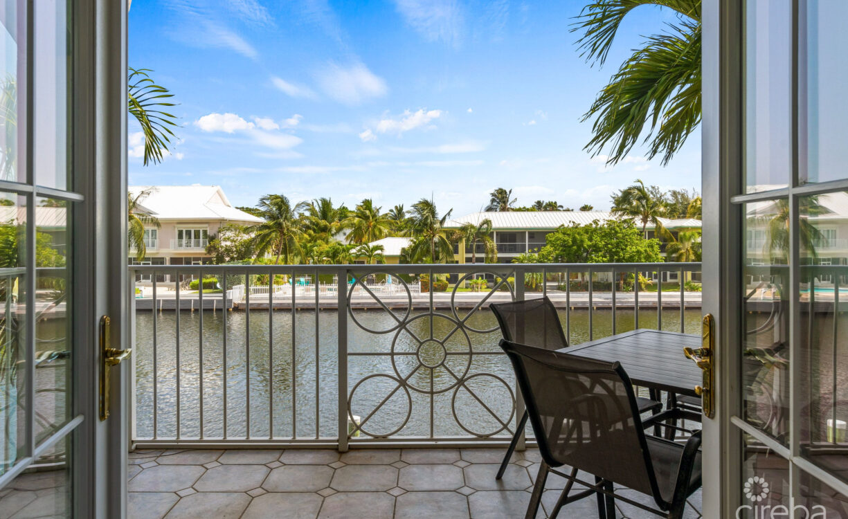 BRITANNIA KINGS COURT      CANAL FRONT    4 BED/3  BATH      PLUS BOAT DOCK