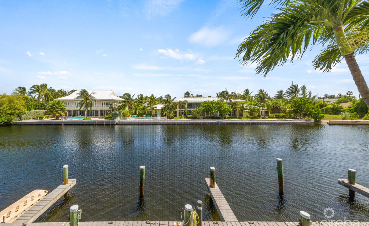 BRITANNIA KINGS COURT      CANAL FRONT    4 BED/3  BATH      PLUS BOAT DOCK