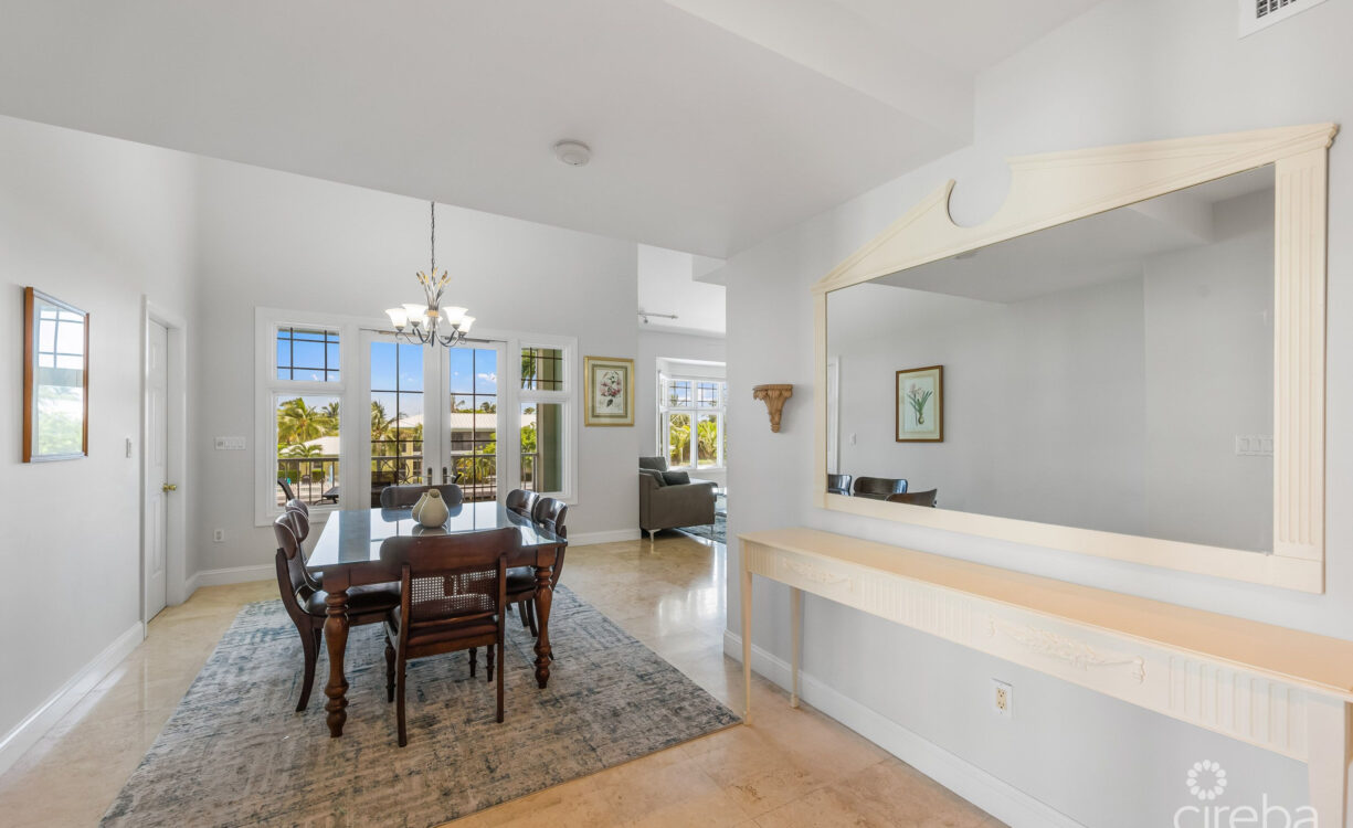 BRITANNIA KINGS COURT      CANAL FRONT    4 BED/3  BATH      PLUS BOAT DOCK