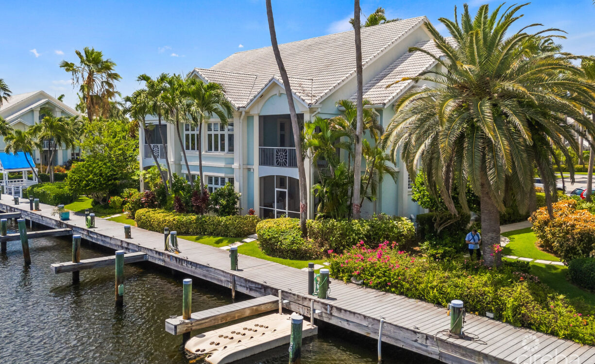 BRITANNIA KINGS COURT      CANAL FRONT    4 BED/3  BATH      PLUS BOAT DOCK