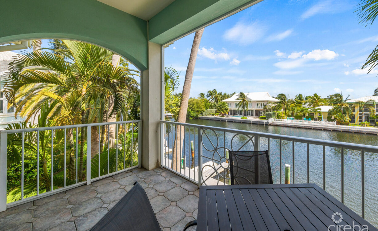 BRITANNIA KINGS COURT      CANAL FRONT    4 BED/3  BATH      PLUS BOAT DOCK