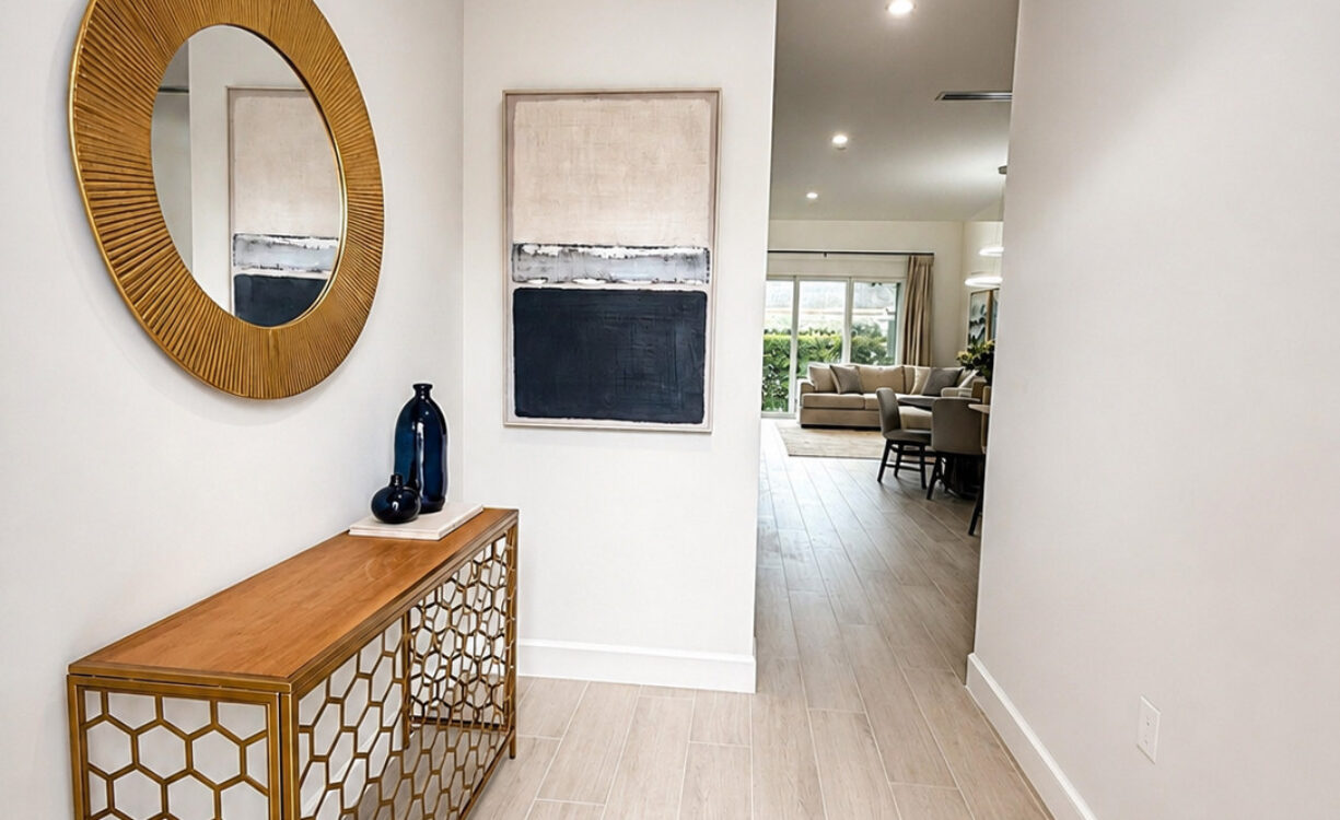 SPACIOUS & MODERN 3 BR TOWNHOME - EXCELLENT LOCATION!