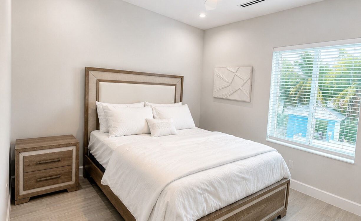 SPACIOUS & MODERN 3 BR TOWNHOME - EXCELLENT LOCATION!