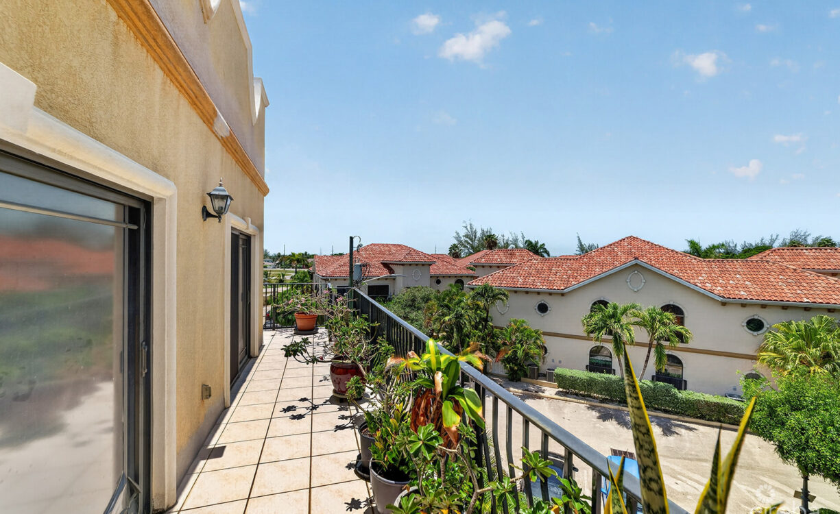 LANTERN POINT 3 BEDROOM CONDO W/ROOFTOP TERRACE
