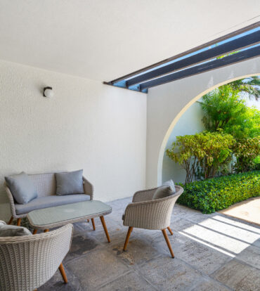 VILLA PAPPAGALLOS 4, WEST BAY RENOVATED CONDO