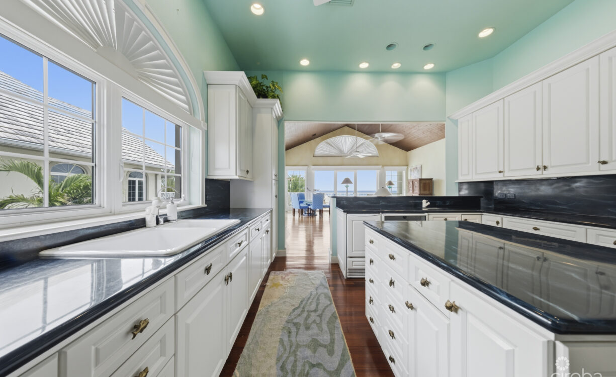 THE SOVEREIGN #12 PENTHOUSE ON SEVEN MILE BEACH