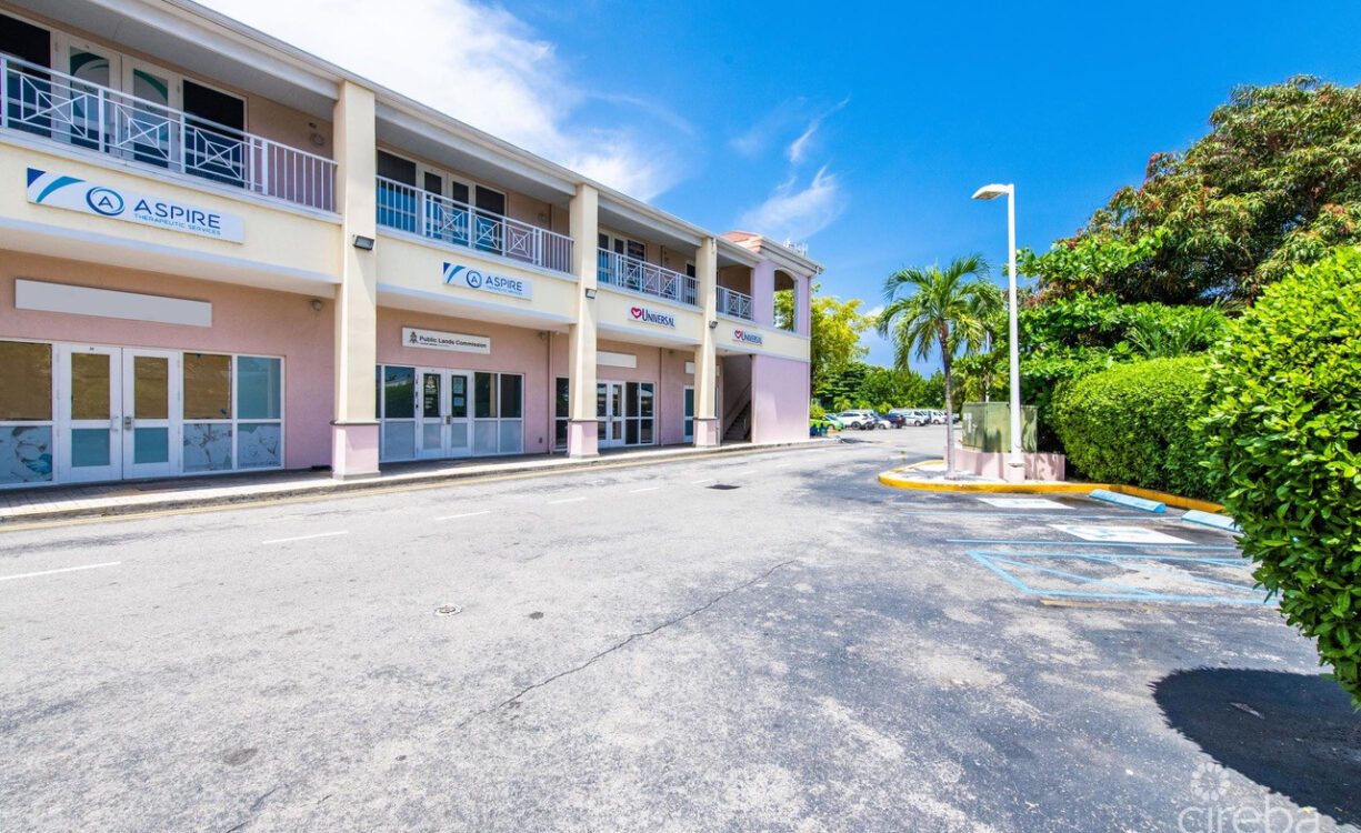 CROWN SQUARE | 16 UNIT COMMERCIAL INVESTMENT OPPORTUNITY