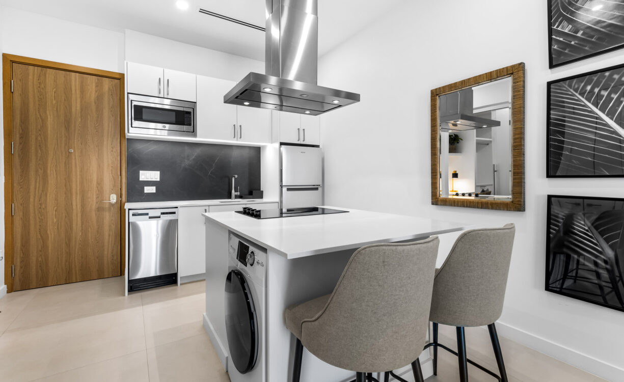 HARBOUR WALK 211, 1 BED + DEN
