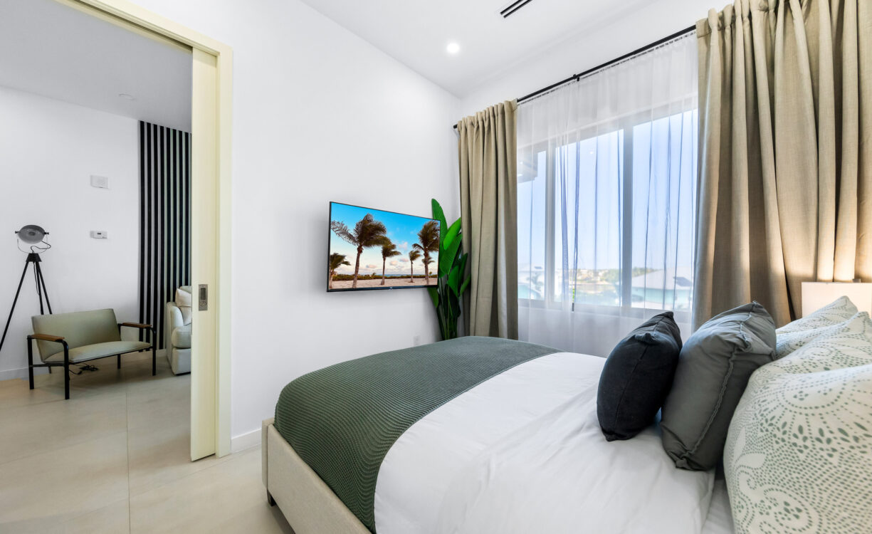 HARBOUR WALK 211, 1 BED + DEN